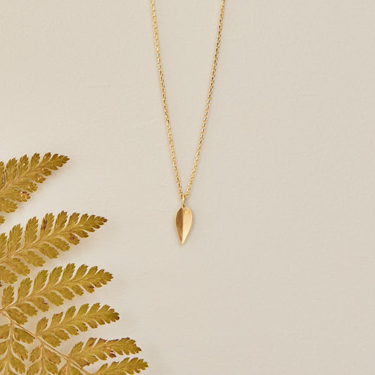 14 k gouden hanger Leaves, een minimalistisch blaadje met lichte vouw in het midden.